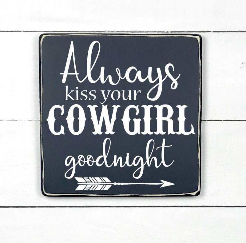 Always kiss your cowgirl goodnight, fait main, enseigne bois en français, fait au Quebec, canada, signe pancarte cadre tableau, fait au Québec, canada, achat local, Estrie, Montréal, Old Shack 