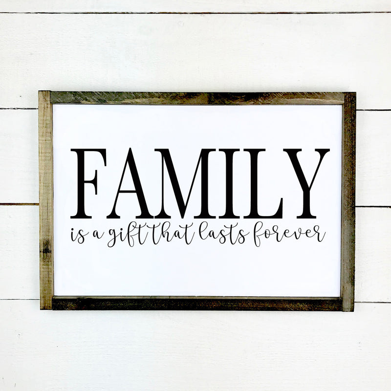 Family is a gift that lasts forever, hand made wood sign, fait main, enseigne bois en français, fait au Quebec, canada, signe pancarte cadre tableau, fait au Québec, canada, achat local, Estrie, Montréal, Old Shack 
