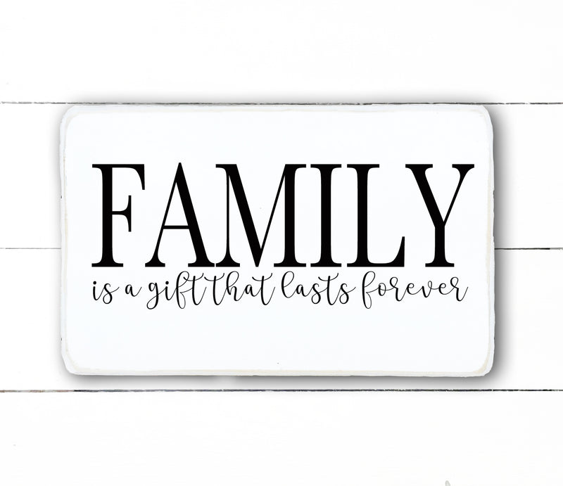 Family is a gift that lasts forever, hand made wood sign, fait main, enseigne bois en français, fait au Quebec, canada, signe pancarte cadre tableau, fait au Québec, canada, achat local, Estrie, Montréal, Old Shack 
