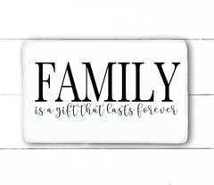 Family is a gift that lasts forever, hand made wood sign, fait main, enseigne bois en français, fait au Quebec, canada, signe pancarte cadre tableau, fait au Québec, canada, achat local, Estrie, Montréal, Old Shack 
