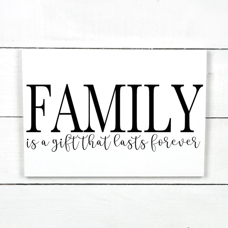 Family is a gift that lasts forever, hand made wood sign, fait main, enseigne bois en français, fait au Quebec, canada, signe pancarte cadre tableau, fait au Québec, canada, achat local, Estrie, Montréal, Old Shack 
