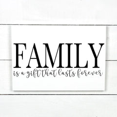 Family is a gift that lasts forever, hand made wood sign, fait main, enseigne bois en français, fait au Quebec, canada, signe pancarte cadre tableau, fait au Québec, canada, achat local, Estrie, Montréal, Old Shack 
