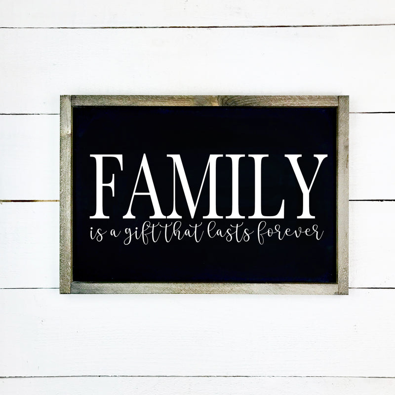 Family is a gift that lasts forever, hand made wood sign, fait main, enseigne bois en français, fait au Quebec, canada, signe pancarte cadre tableau, fait au Québec, canada, achat local, Estrie, Montréal, Old Shack 
