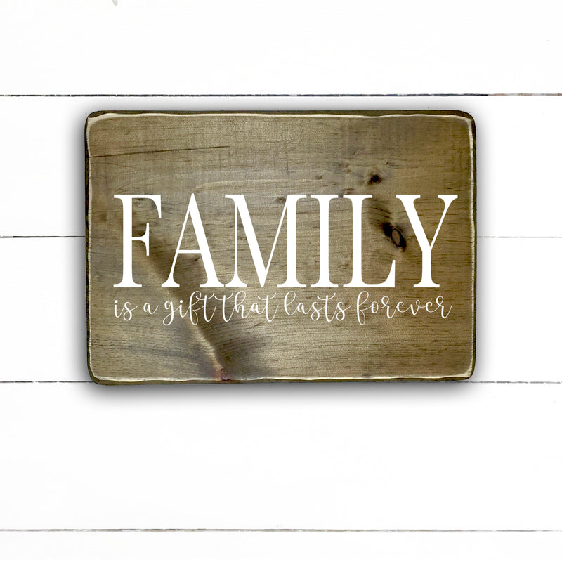 Family is a gift that lasts forever, hand made wood sign, fait main, enseigne bois en français, fait au Quebec, canada, signe pancarte cadre tableau, fait au Québec, canada, achat local, Estrie, Montréal, Old Shack 
