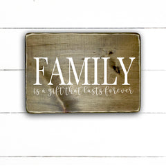 Family is a gift that lasts forever, hand made wood sign, fait main, enseigne bois en français, fait au Quebec, canada, signe pancarte cadre tableau, fait au Québec, canada, achat local, Estrie, Montréal, Old Shack 
