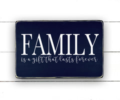 Family is a gift that lasts forever, hand made wood sign, fait main, enseigne bois en français, fait au Quebec, canada, signe pancarte cadre tableau, fait au Québec, canada, achat local, Estrie, Montréal, Old Shack 
