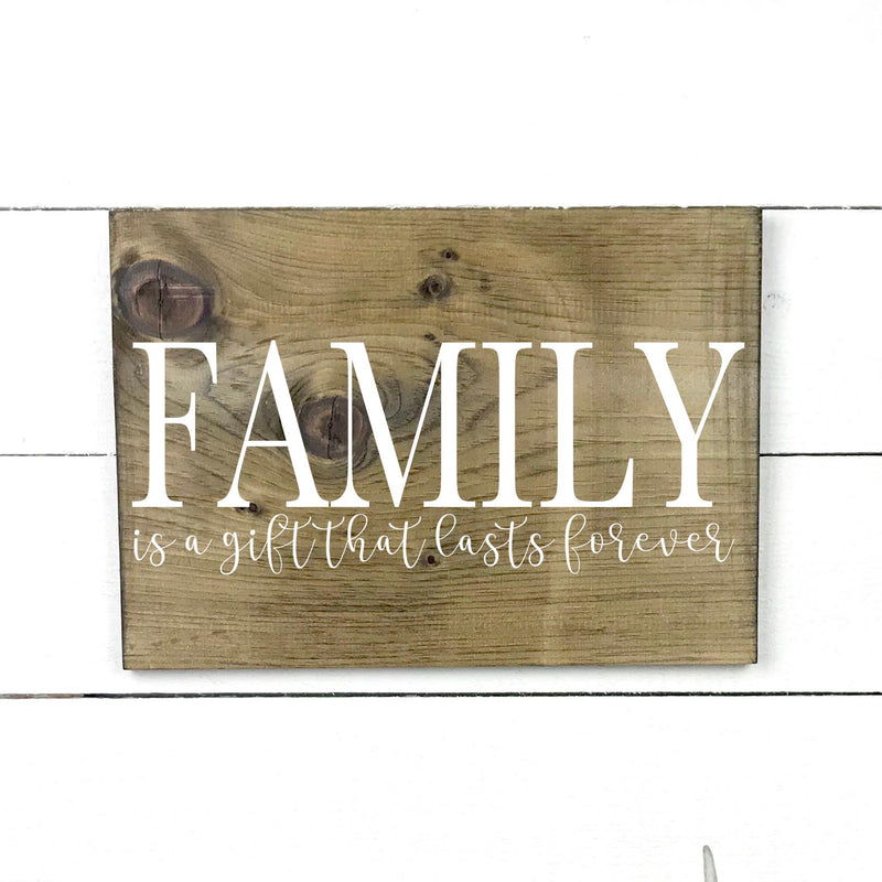 Family is a gift that lasts forever, hand made wood sign, fait main, enseigne bois en français, fait au Quebec, canada, signe pancarte cadre tableau, fait au Québec, canada, achat local, Estrie, Montréal, Old Shack 
