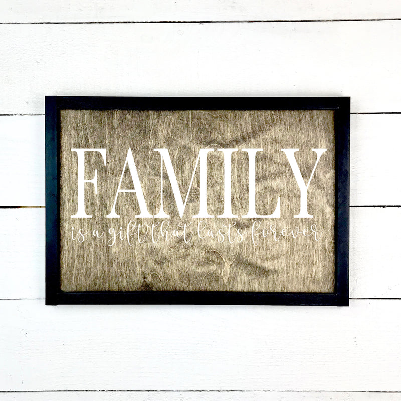 Family is a gift that lasts forever, hand made wood sign, fait main, enseigne bois en français, fait au Quebec, canada, signe pancarte cadre tableau, fait au Québec, canada, achat local, Estrie, Montréal, Old Shack 
