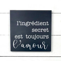 wooden sign | L'ingrédient secret est toujours l'amour