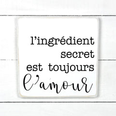 wooden sign | L'ingrédient secret est toujours l'amour