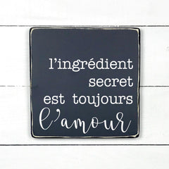 wooden sign | L'ingrédient secret est toujours l'amour