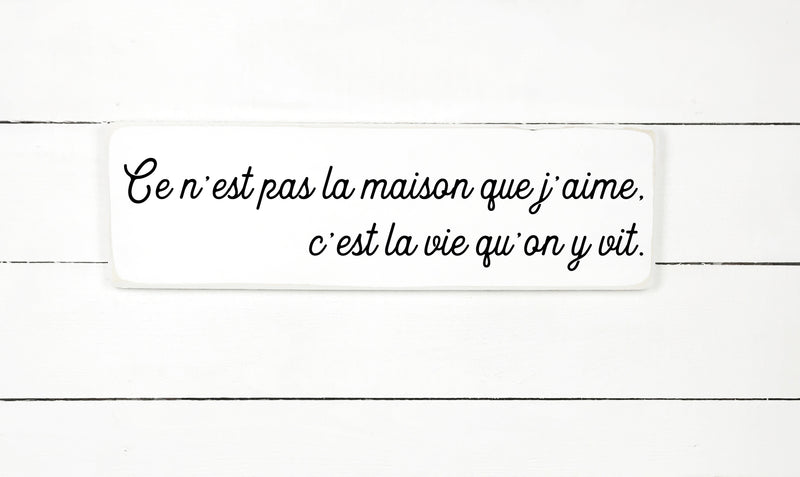 Ce n'est pas la maison que j'aime, c'est la vie qu'on y vit - hand made wood sign, fait main, enseigne bois en français, fait au Quebec, canada, signe pancarte cadre tableau, fait au Québec, canada, achat local, Estrie, Montréal, Old Shack 