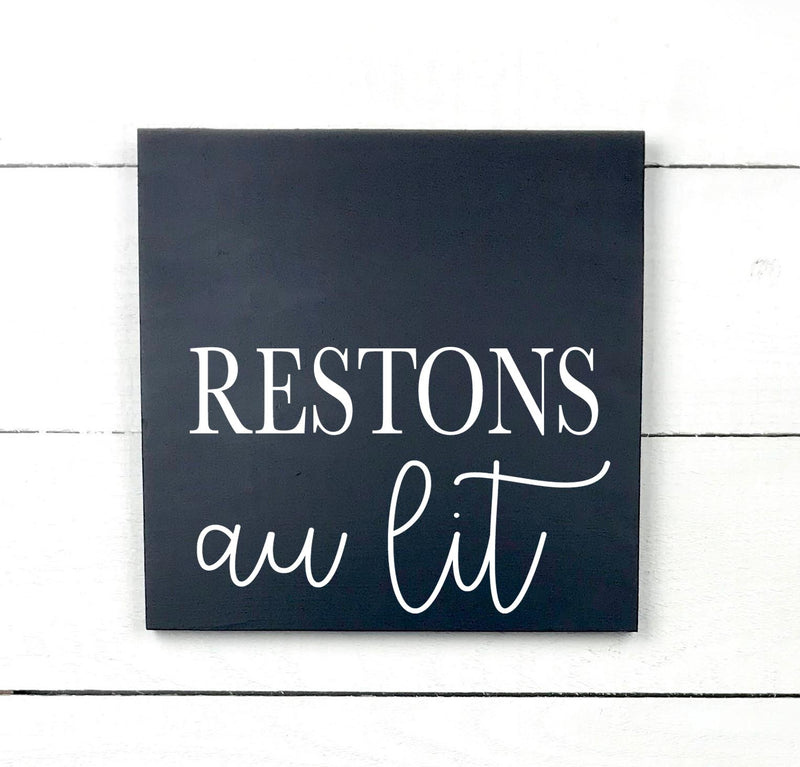 Restons au lit - hand made wood sign, fait main, enseigne bois en français, fait au Quebec, canada, signe pancarte cadre tableau, fait au Québec, canada, achat local, Estrie, Montréal, Old Shack 
