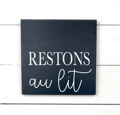 Restons au lit - hand made wood sign, fait main, enseigne bois en français, fait au Quebec, canada, signe pancarte cadre tableau, fait au Québec, canada, achat local, Estrie, Montréal, Old Shack 
