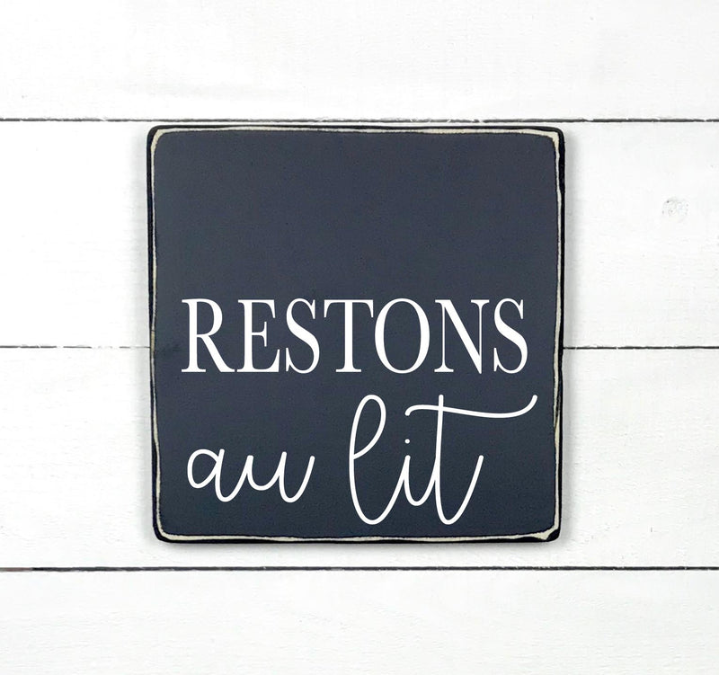 Restons au lit - hand made wood sign, fait main, enseigne bois en français, fait au Quebec, canada, signe pancarte cadre tableau, fait au Québec, canada, achat local, Estrie, Montréal, Old Shack 
