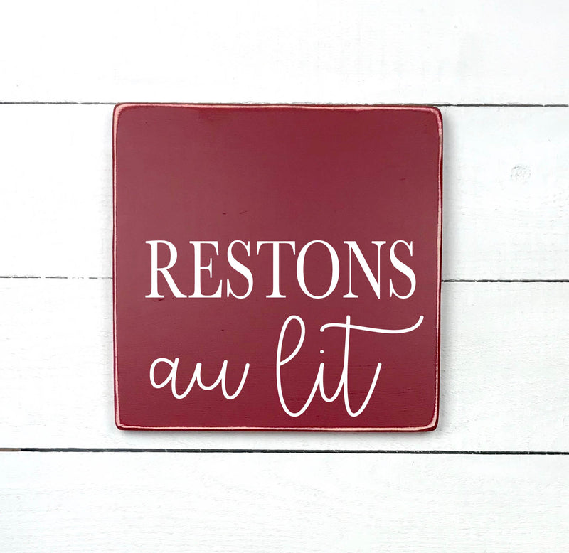 Restons au lit - hand made wood sign, fait main, enseigne bois en français, fait au Quebec, canada, signe pancarte cadre tableau, fait au Québec, canada, achat local, Estrie, Montréal, Old Shack 
