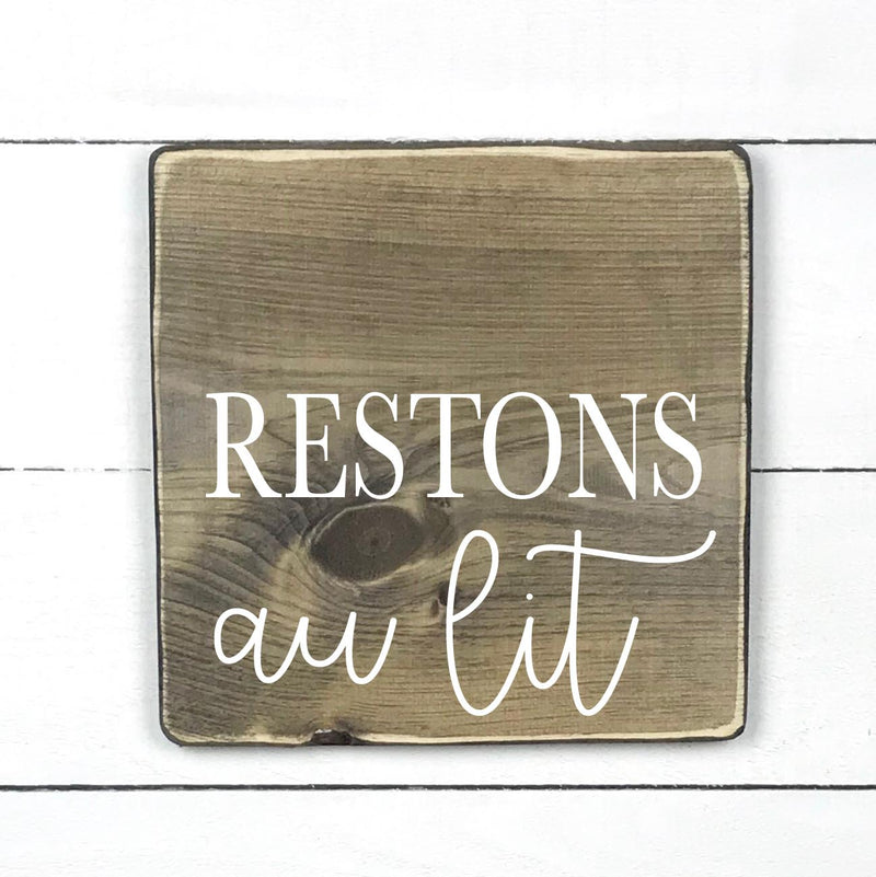 Restons au lit - hand made wood sign, fait main, enseigne bois en français, fait au Quebec, canada, signe pancarte cadre tableau, fait au Québec, canada, achat local, Estrie, Montréal, Old Shack 
